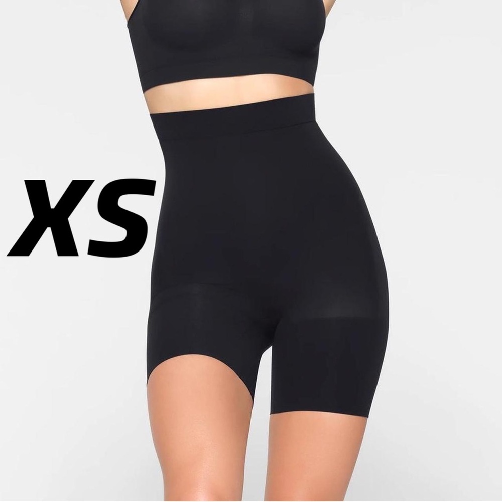 Skims Everyday Sculpt High-Waisted Mid Thigh Short size XS in color Onyx
